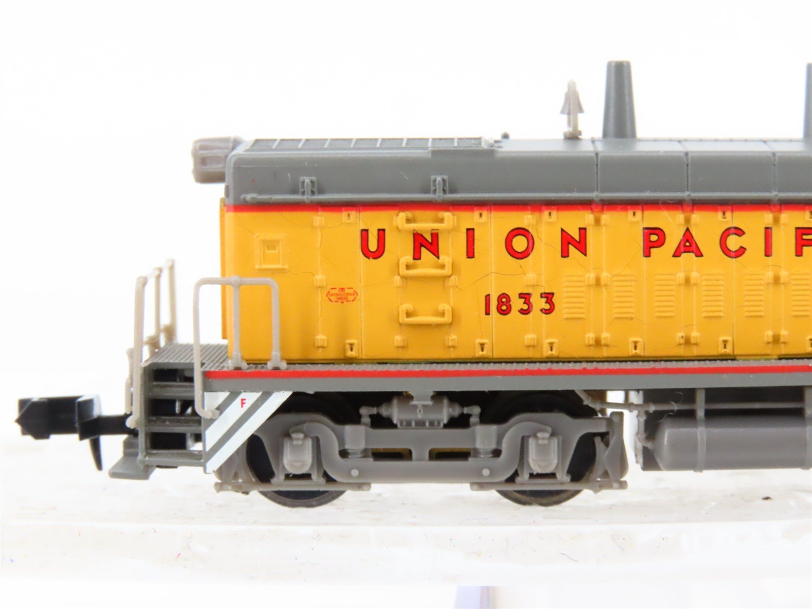 N Scale Life-Like 7897 UP Union Pacific EMD SW9/1200 Diesel Switcher #1833