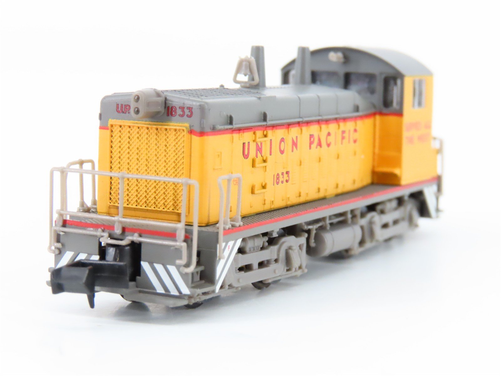 N Scale Life-Like 7897 UP Union Pacific EMD SW9/1200 Diesel Switcher #1833