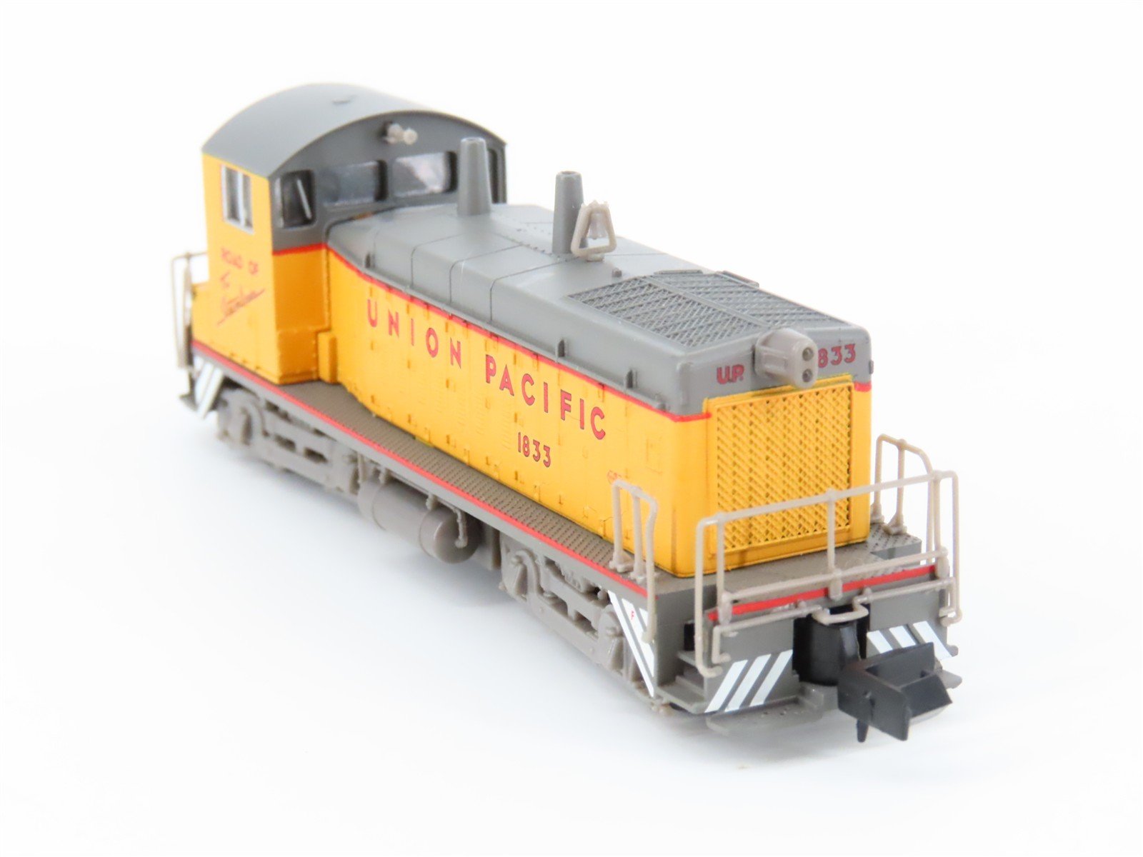N Scale Life-Like 7897 UP Union Pacific EMD SW9/1200 Diesel Switcher #1833