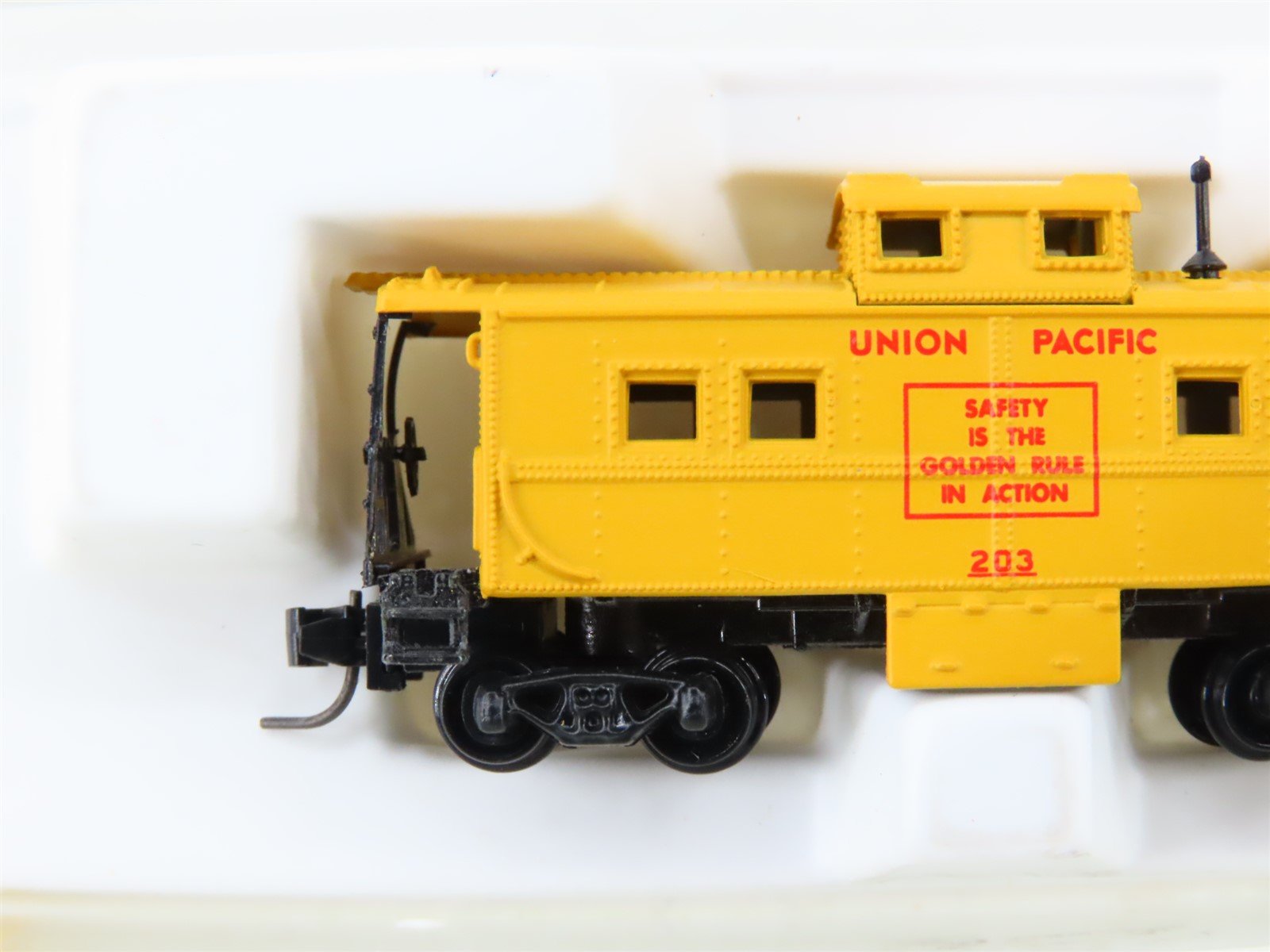 Z Scale Kadee Micro-Trains MTL 14710-2 UP Union Pacific Caboose #203