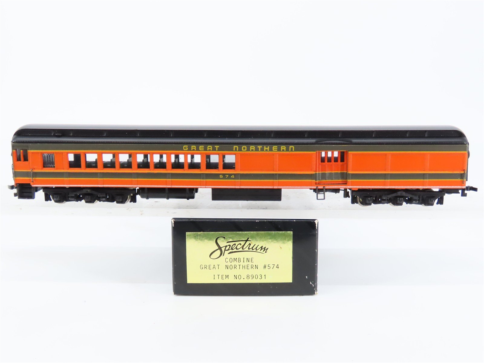 HO Scale Bachmann Spectrum 89031 GN Great Northern Combine Passenger #574