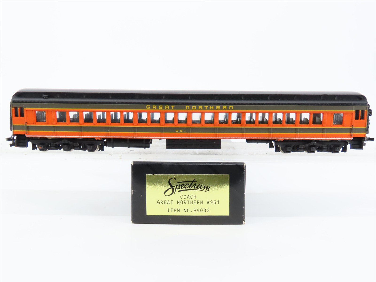 HO Scale Bachmann Spectrum 89032 GN Great Northern Coach Passenger Car #961