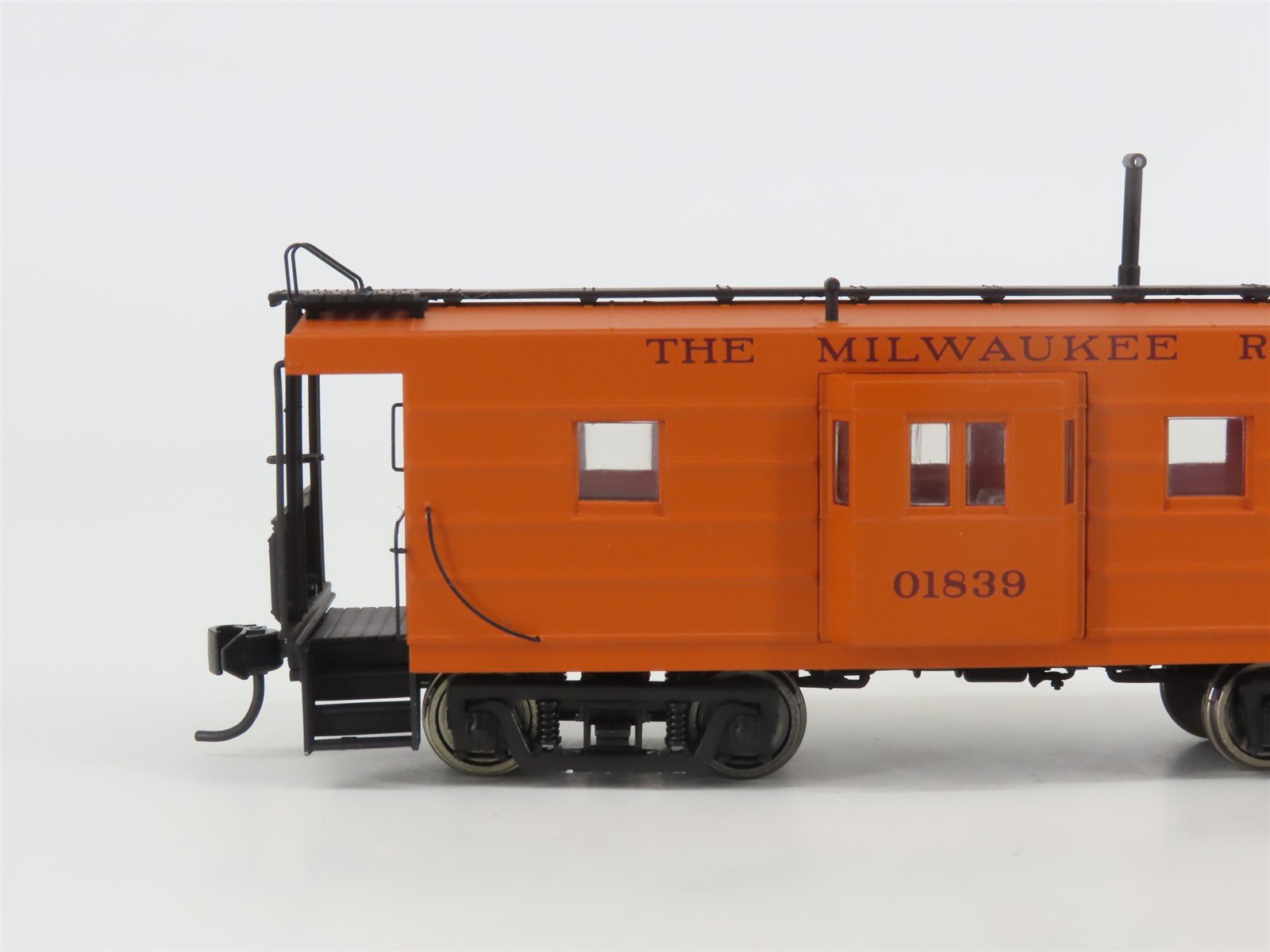 HO Walthers Platinum 932-27661 MILW Milwaukee Rib-Side Bay Window Caboose 2-Pack