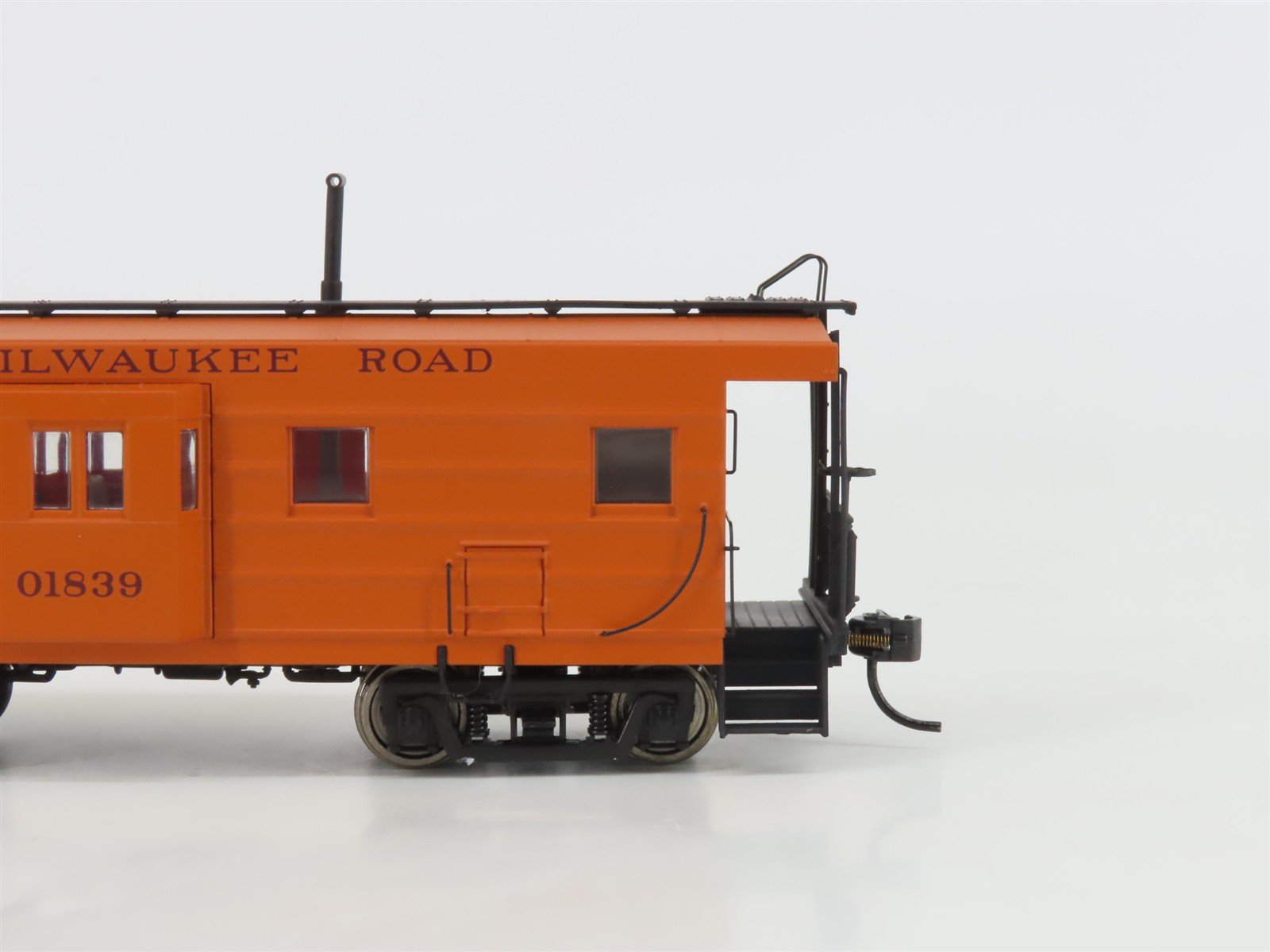 HO Walthers Platinum 932-27661 MILW Milwaukee Rib-Side Bay Window Caboose 2-Pack