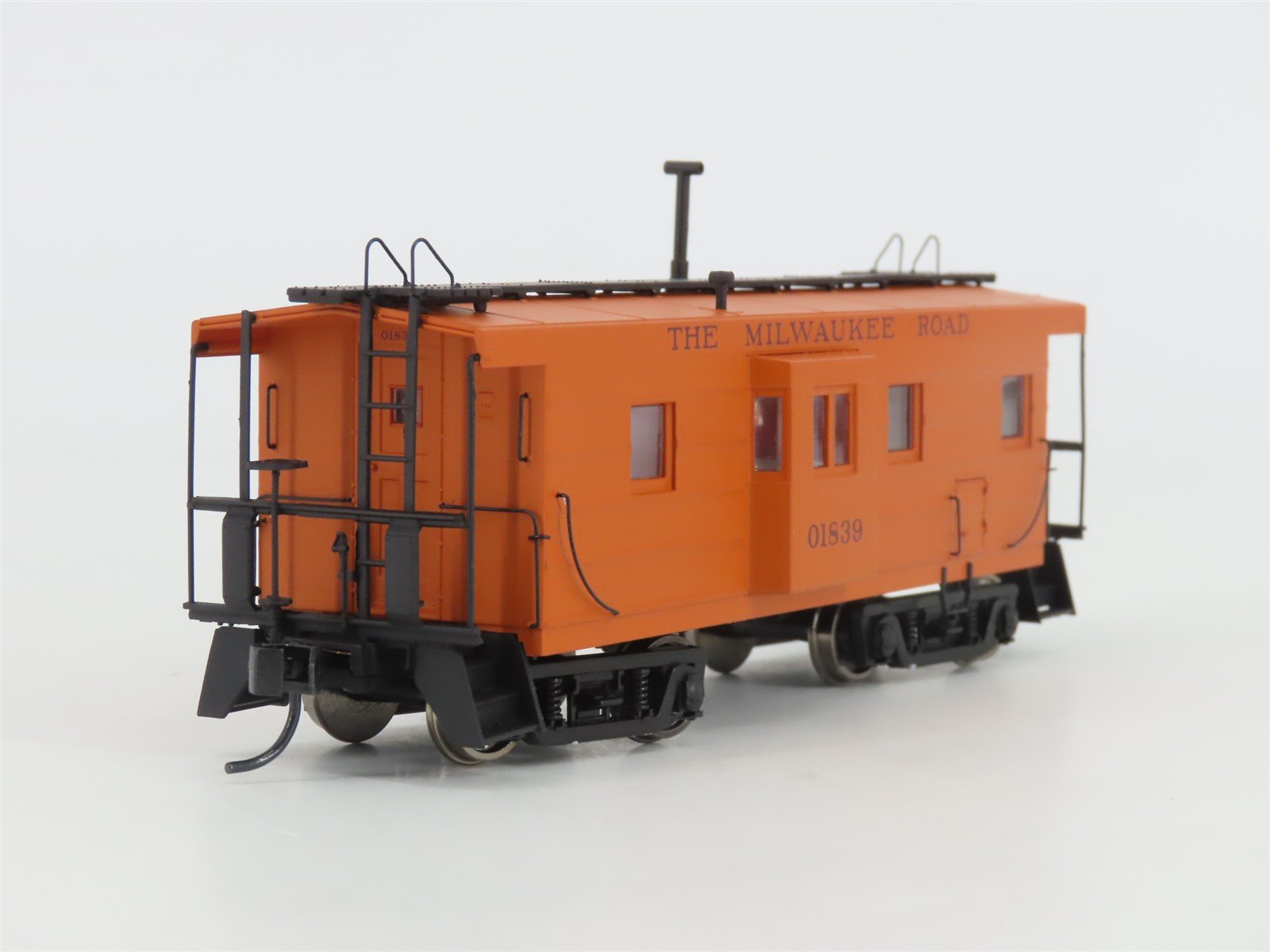 HO Walthers Platinum 932-27661 MILW Milwaukee Rib-Side Bay Window Caboose 2-Pack