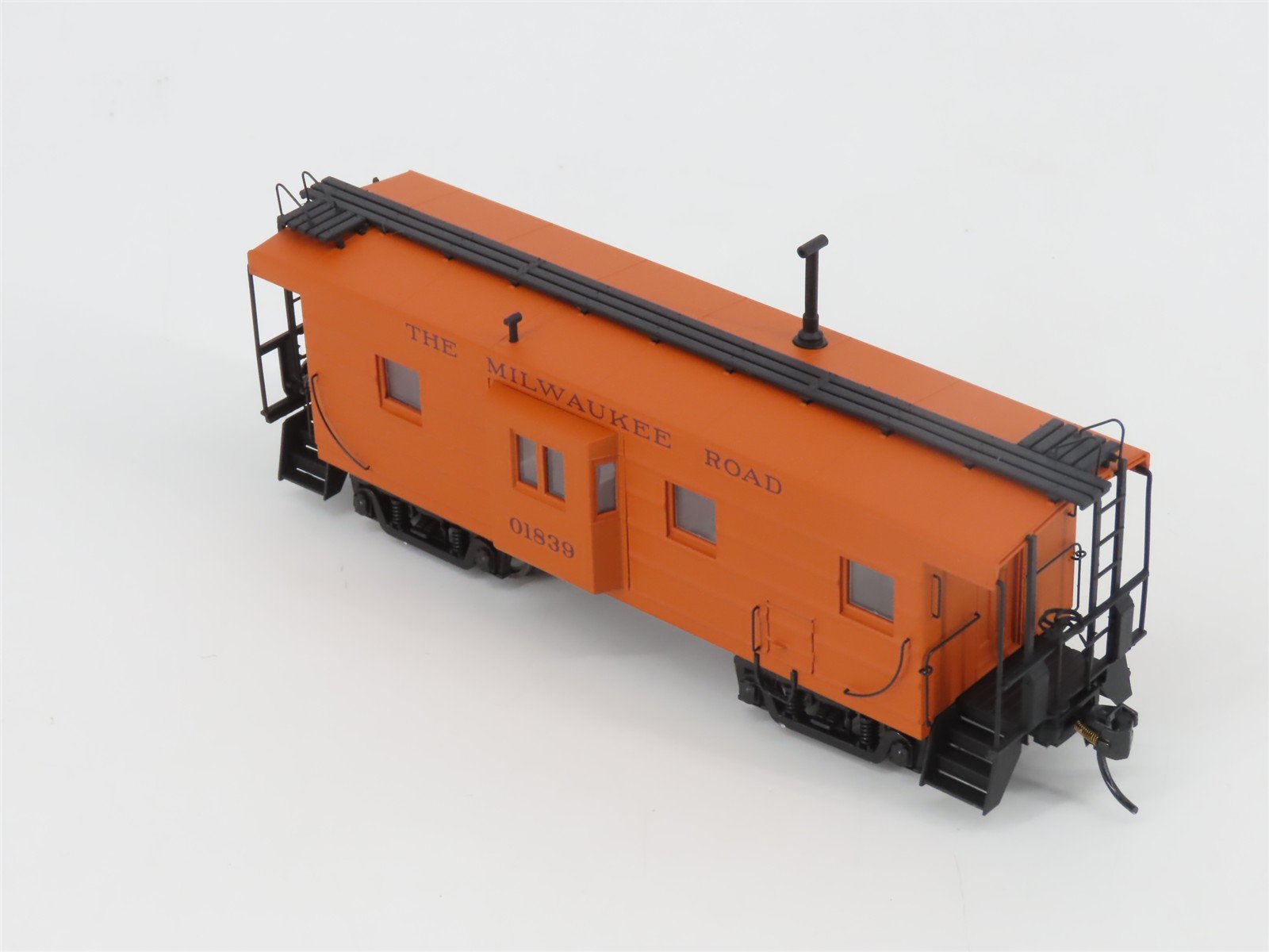 HO Walthers Platinum 932-27661 MILW Milwaukee Rib-Side Bay Window Caboose 2-Pack