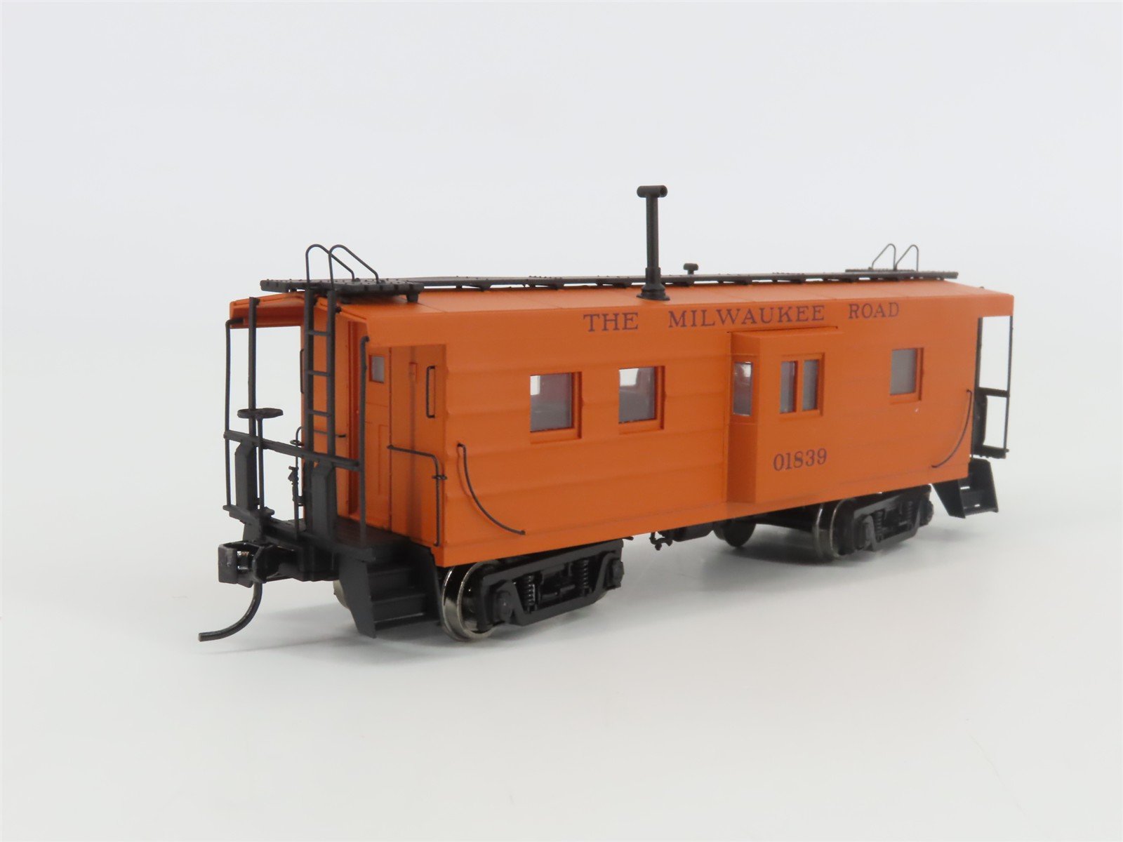 HO Walthers Platinum 932-27661 MILW Milwaukee Rib-Side Bay Window Caboose 2-Pack