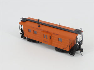 HO Walthers Platinum 932-27661 MILW Milwaukee Rib-Side Bay Window Caboose 2-Pack