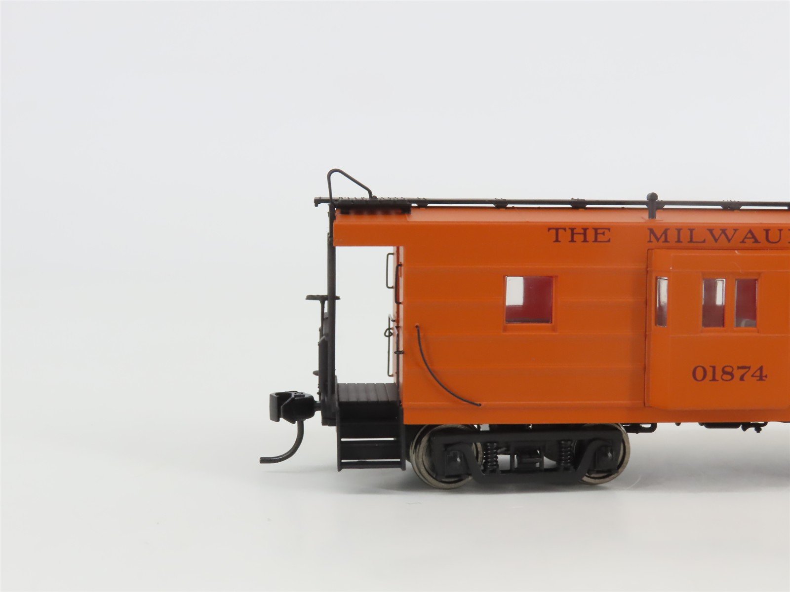 HO Walthers Platinum 932-27661 MILW Milwaukee Rib-Side Bay Window Caboose 2-Pack