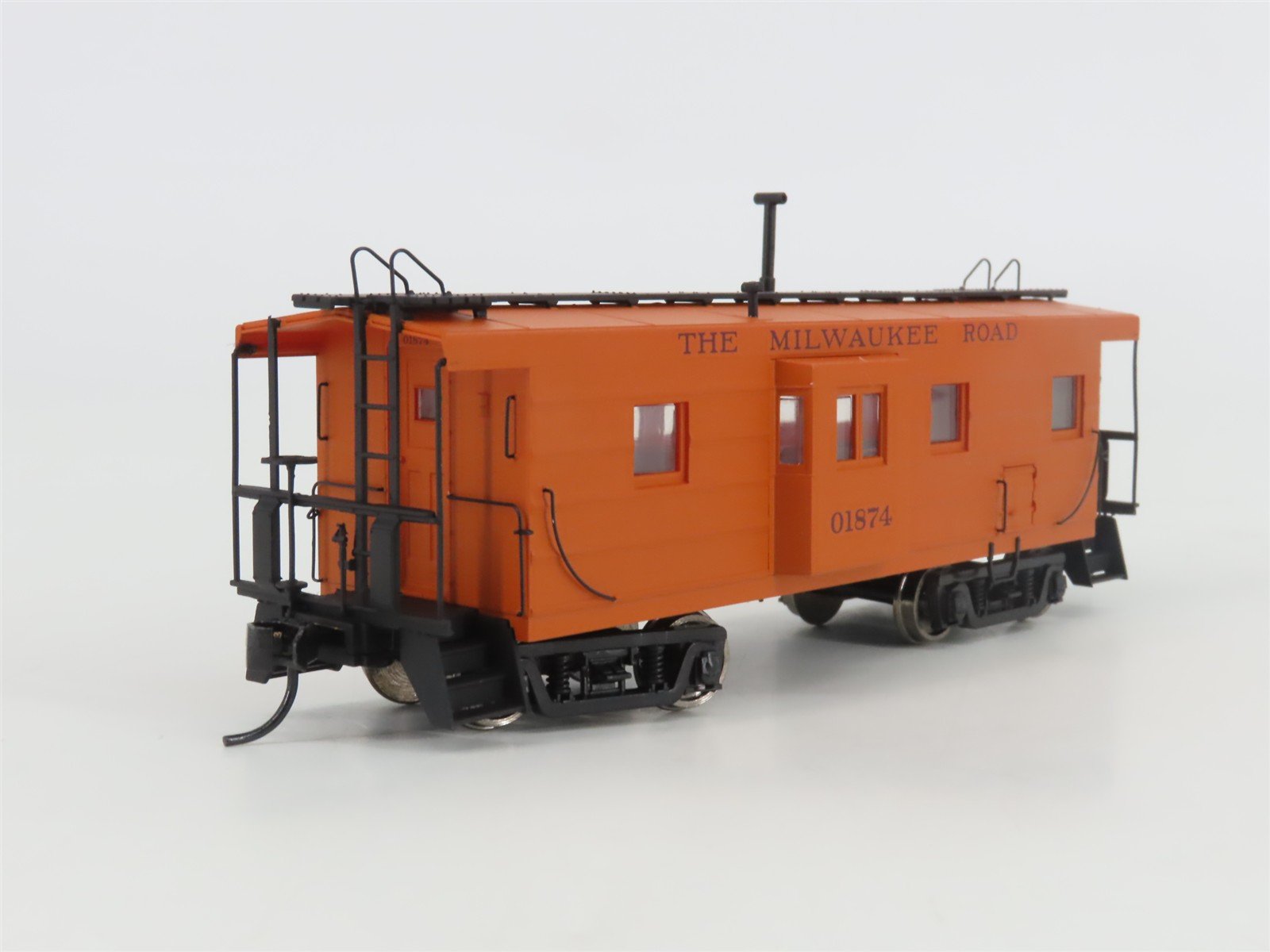 HO Walthers Platinum 932-27661 MILW Milwaukee Rib-Side Bay Window Caboose 2-Pack
