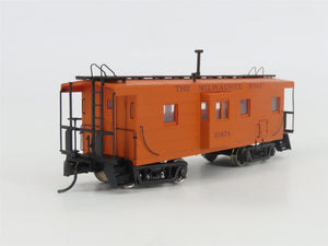 HO Walthers Platinum 932-27661 MILW Milwaukee Rib-Side Bay Window Caboose 2-Pack