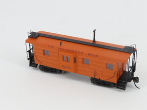 HO Walthers Platinum 932-27661 MILW Milwaukee Rib-Side Bay Window Caboose 2-Pack