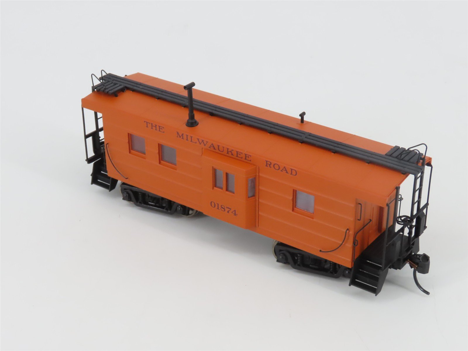 HO Walthers Platinum 932-27661 MILW Milwaukee Rib-Side Bay Window Caboose 2-Pack