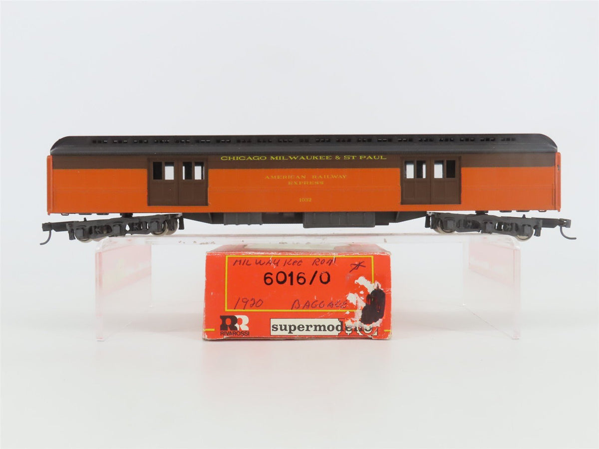 HO Scale Rivarossi 6016/0 CM&amp;STP MILW Milwaukee Road Baggage Passenger Car #1032