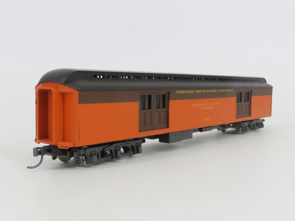 HO Scale Rivarossi 6016/0 CM&amp;STP MILW Milwaukee Road Baggage Passenger Car #1032
