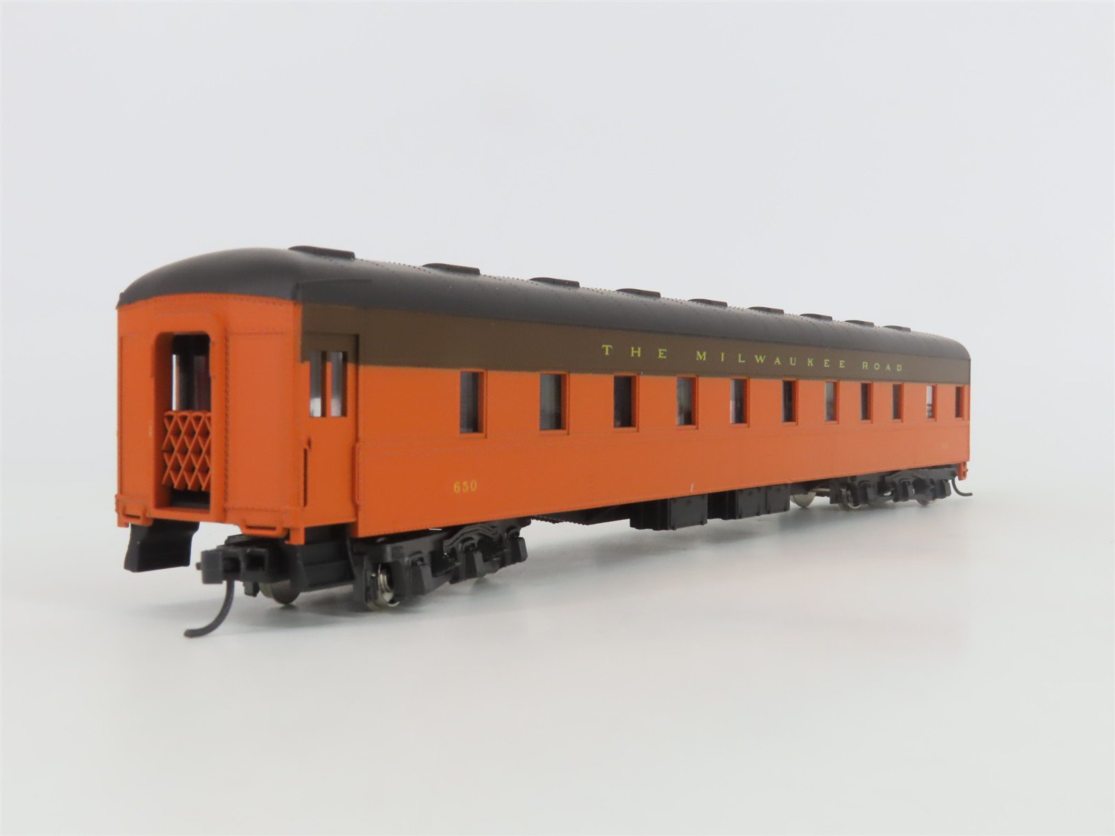 HO Scale Rivarossi 2838/0 MILW Milwaukee Road Sleeper Passenger Car #650