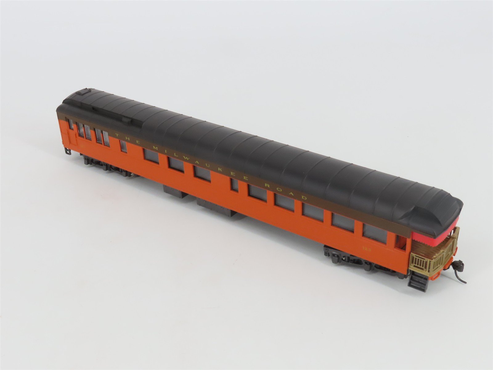 HO Scale IHC 2840 MILW Milwaukee Road Heavyweight Observation Passenger Car #123