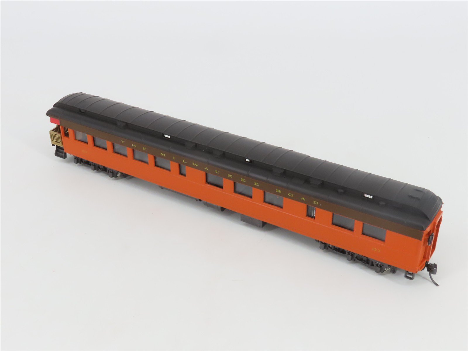 HO Scale IHC 2840 MILW Milwaukee Road Heavyweight Observation Passenger Car #123
