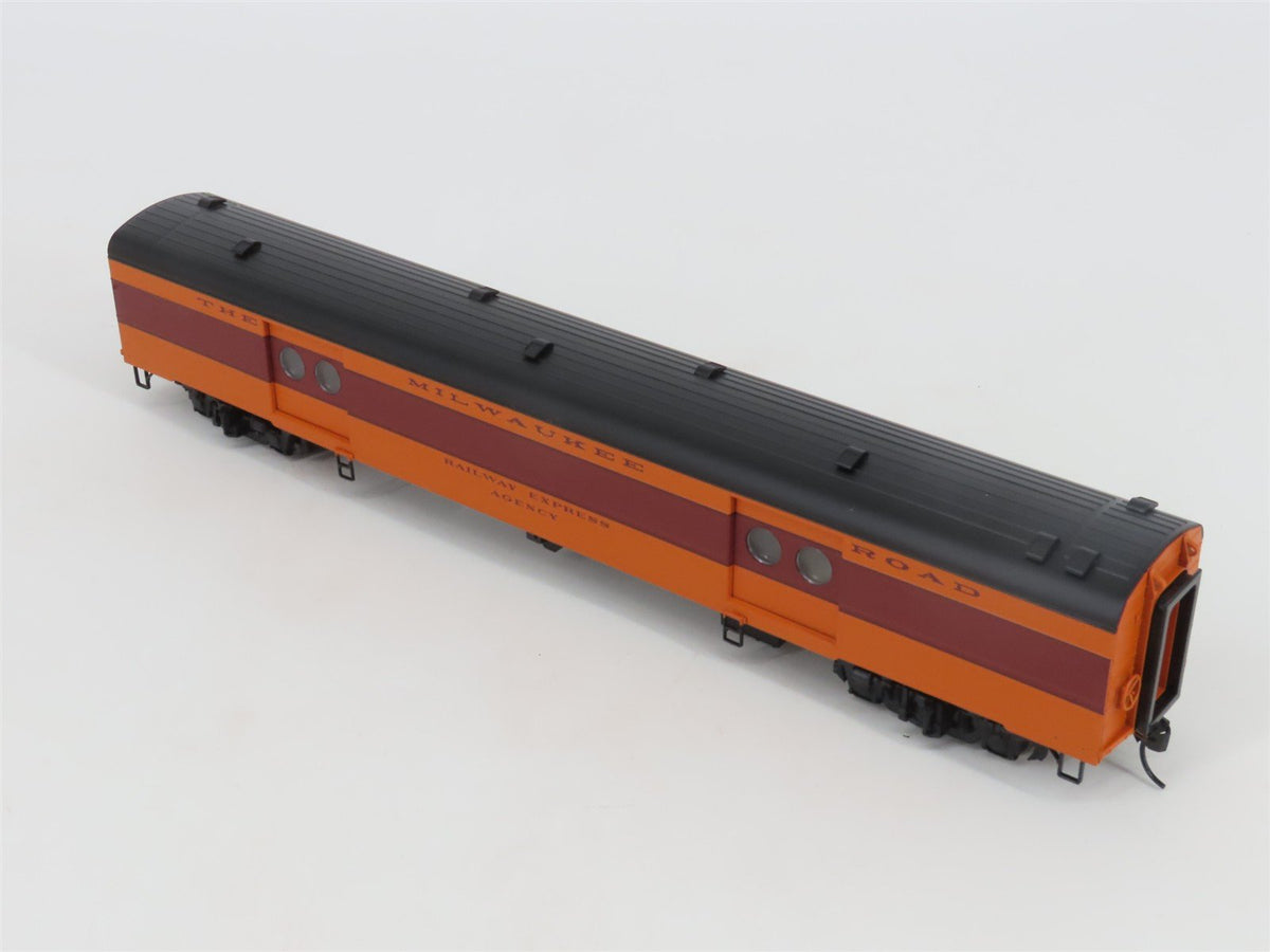 HO Walthers 932-9202 MILW 1955 Twin Cities Hiawatha Baggage Express Passenger