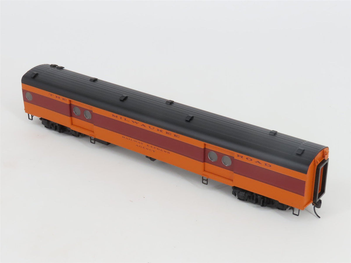 HO Walthers 932-9202 MILW 1955 Twin Cities Hiawatha Baggage Express Passenger