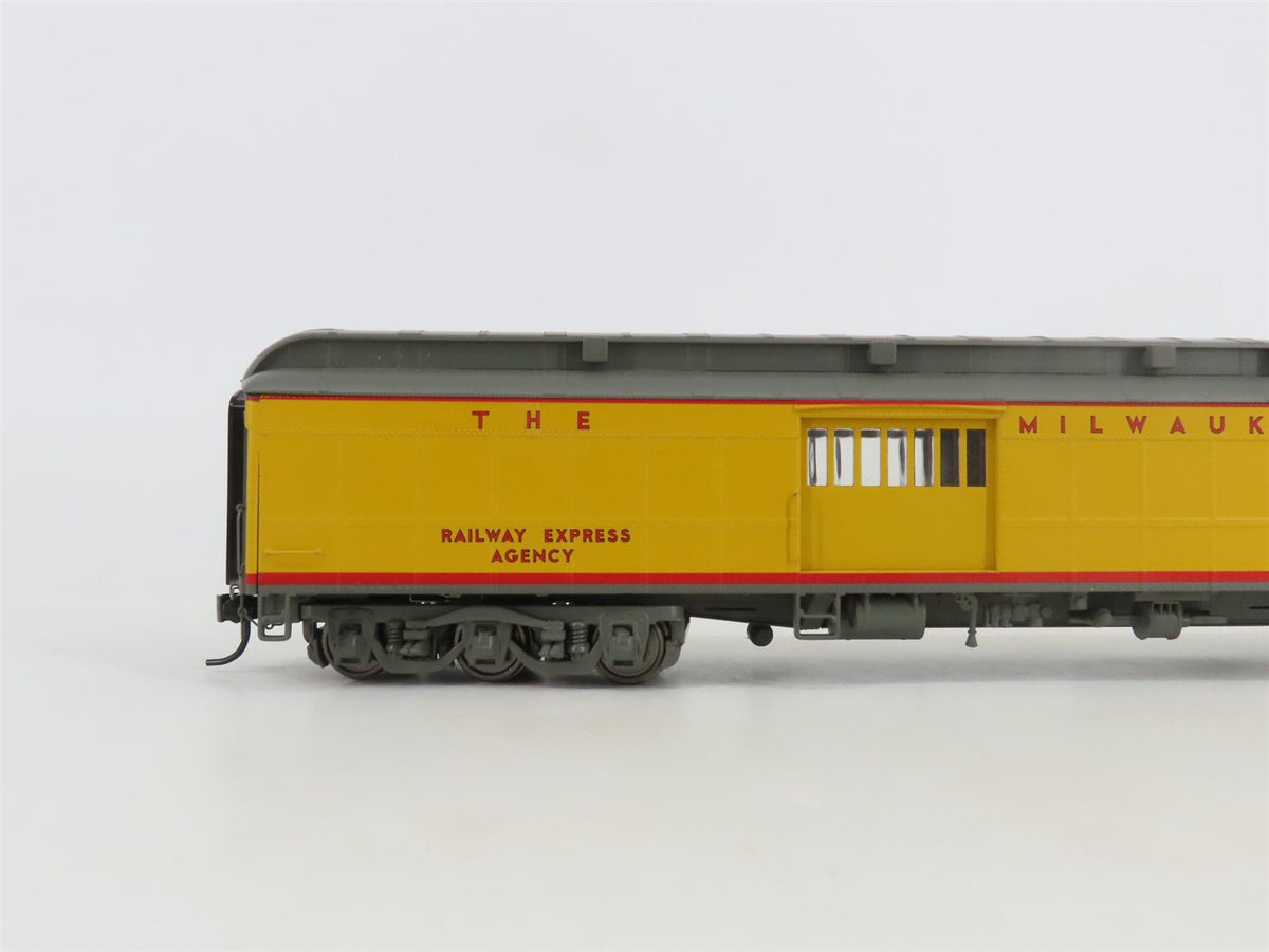 HO Walthers 932-10526 MILW Milwaukee Road &quot;UP Paint&quot; ACF 70&#39; Baggage Passenger