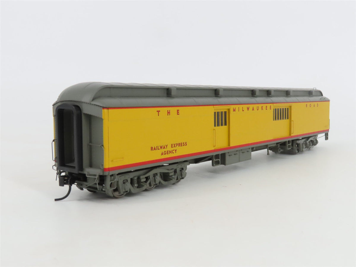 HO Walthers 932-10526 MILW Milwaukee Road &quot;UP Paint&quot; ACF 70&#39; Baggage Passenger