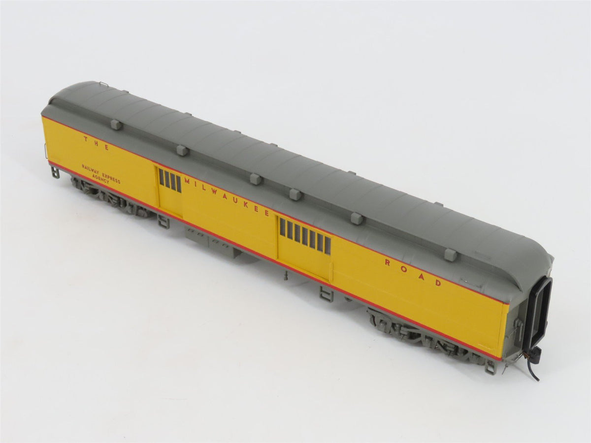 HO Walthers 932-10526 MILW Milwaukee Road &quot;UP Paint&quot; ACF 70&#39; Baggage Passenger