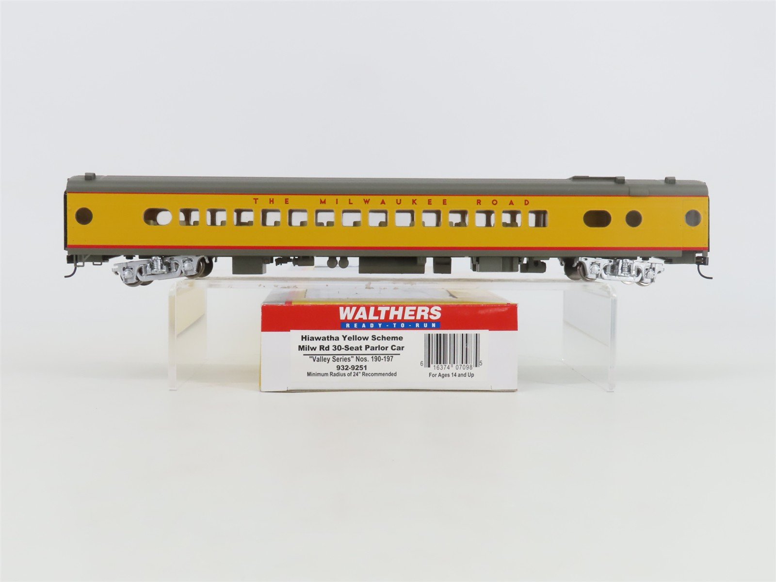 HO Walthers 932-9251 MILW Milwaukee Hiawatha Yellow 30-Seat Parlor Passenger Car