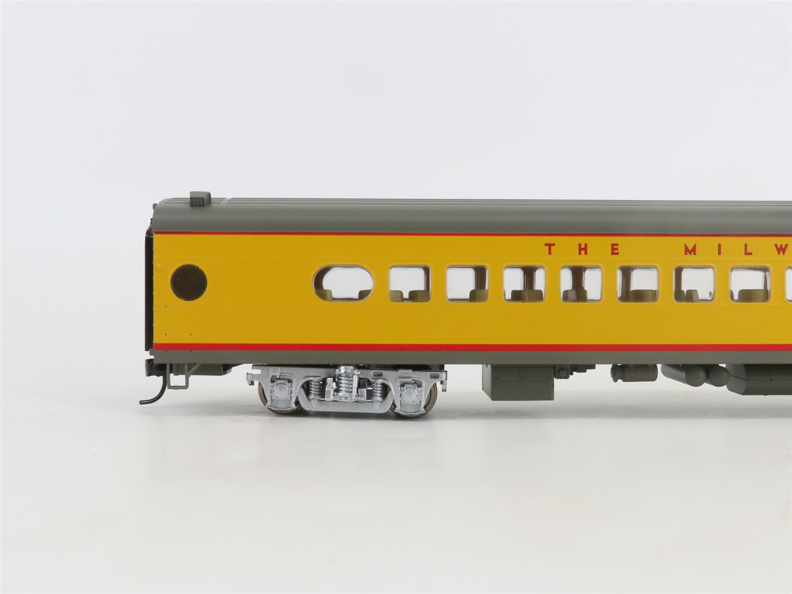 HO Walthers 932-9251 MILW Milwaukee Hiawatha Yellow 30-Seat Parlor Passenger Car