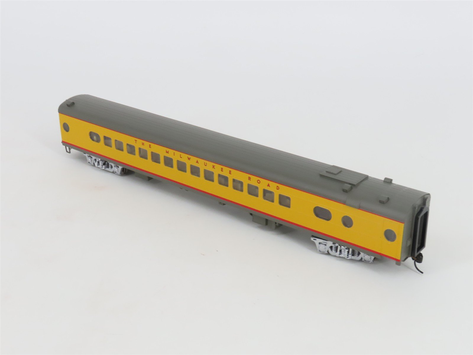 HO Walthers 932-9251 MILW Milwaukee Hiawatha Yellow 30-Seat Parlor Passenger Car