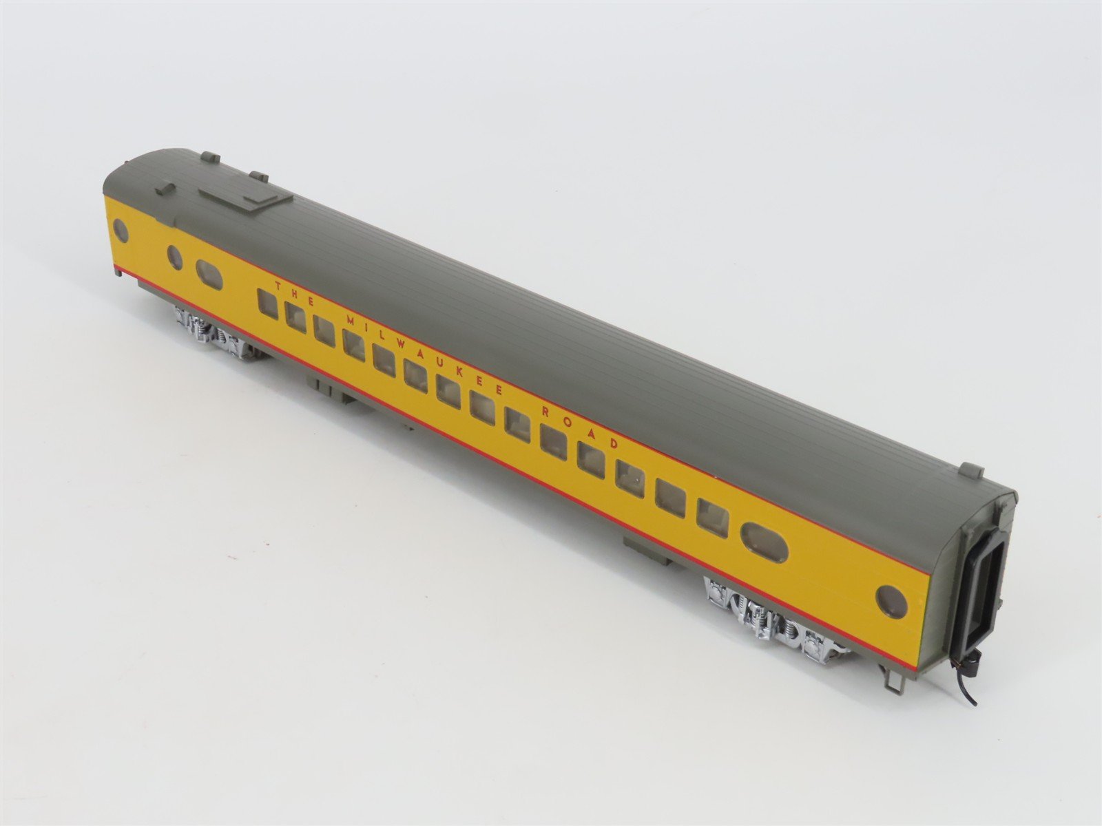 HO Walthers 932-9251 MILW Milwaukee Hiawatha Yellow 30-Seat Parlor Passenger Car