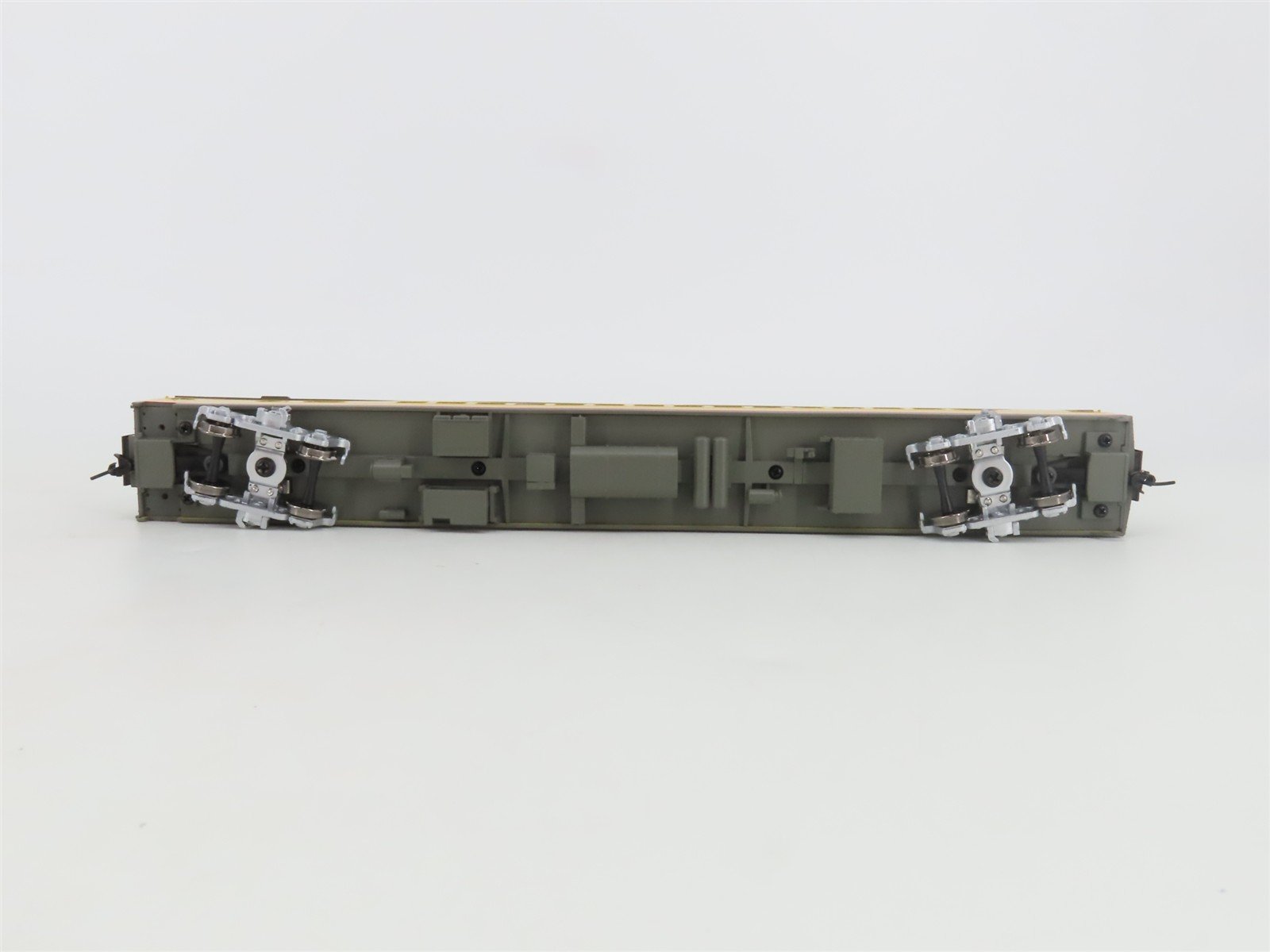 HO Walthers 932-9251 MILW Milwaukee Hiawatha Yellow 30-Seat Parlor Passenger Car