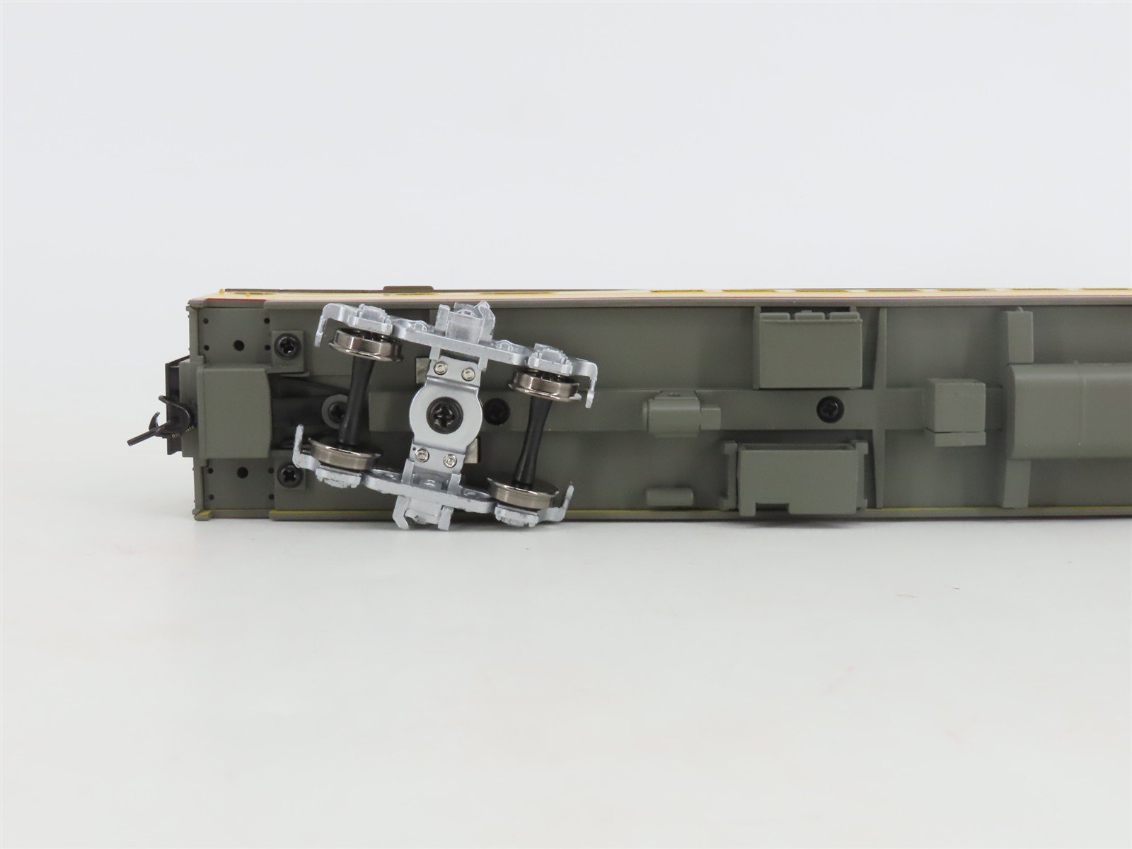 HO Walthers 932-9251 MILW Milwaukee Hiawatha Yellow 30-Seat Parlor Passenger Car