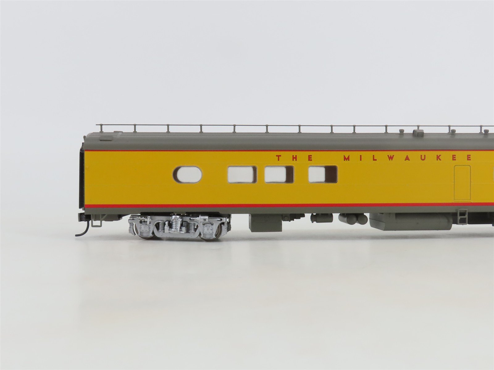 HO Walthers 932-9241 MILW Milwaukee Hiawatha Yellow 26-Seat Tap Lounge Passenger