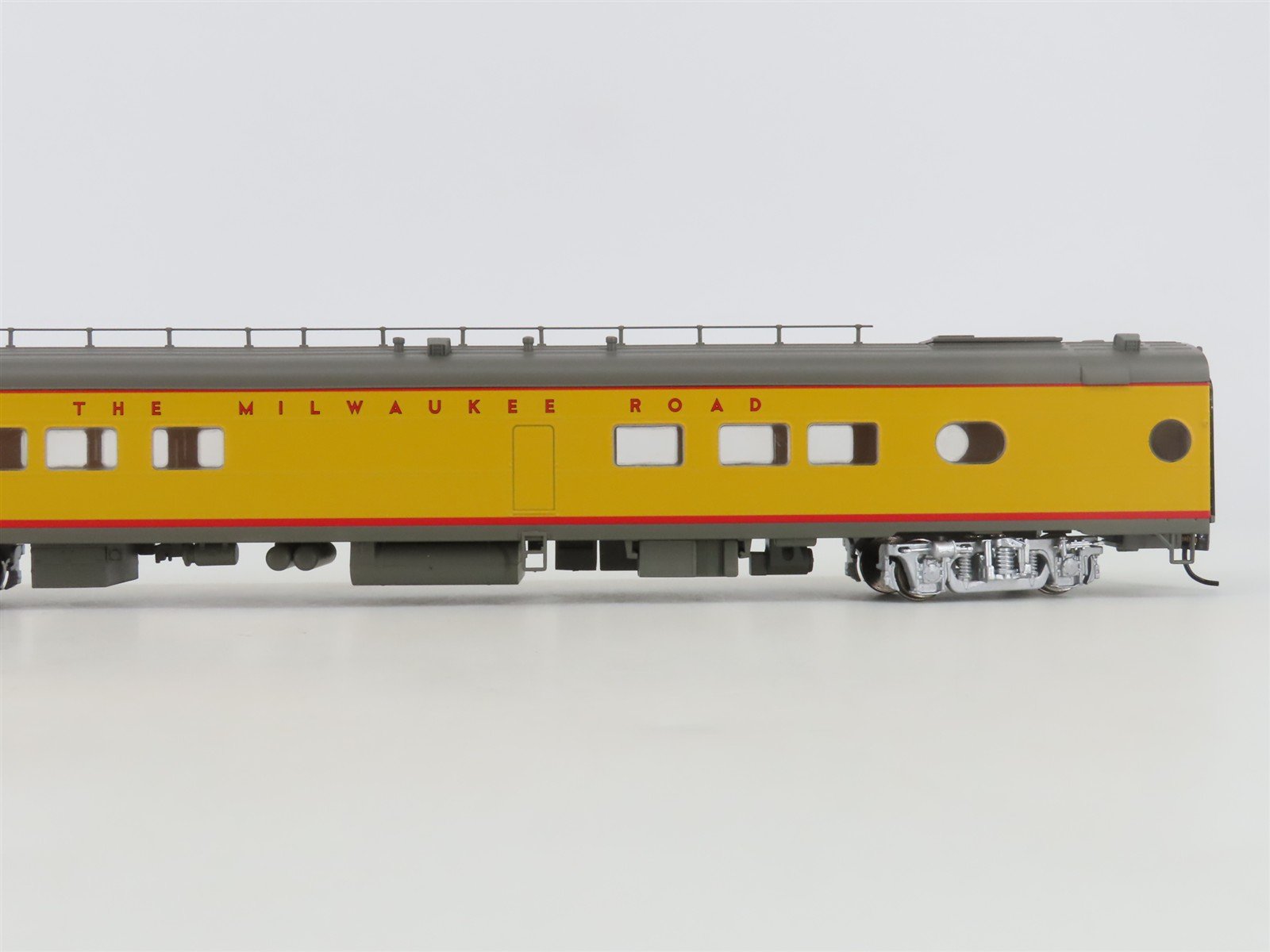 HO Walthers 932-9241 MILW Milwaukee Hiawatha Yellow 26-Seat Tap Lounge Passenger