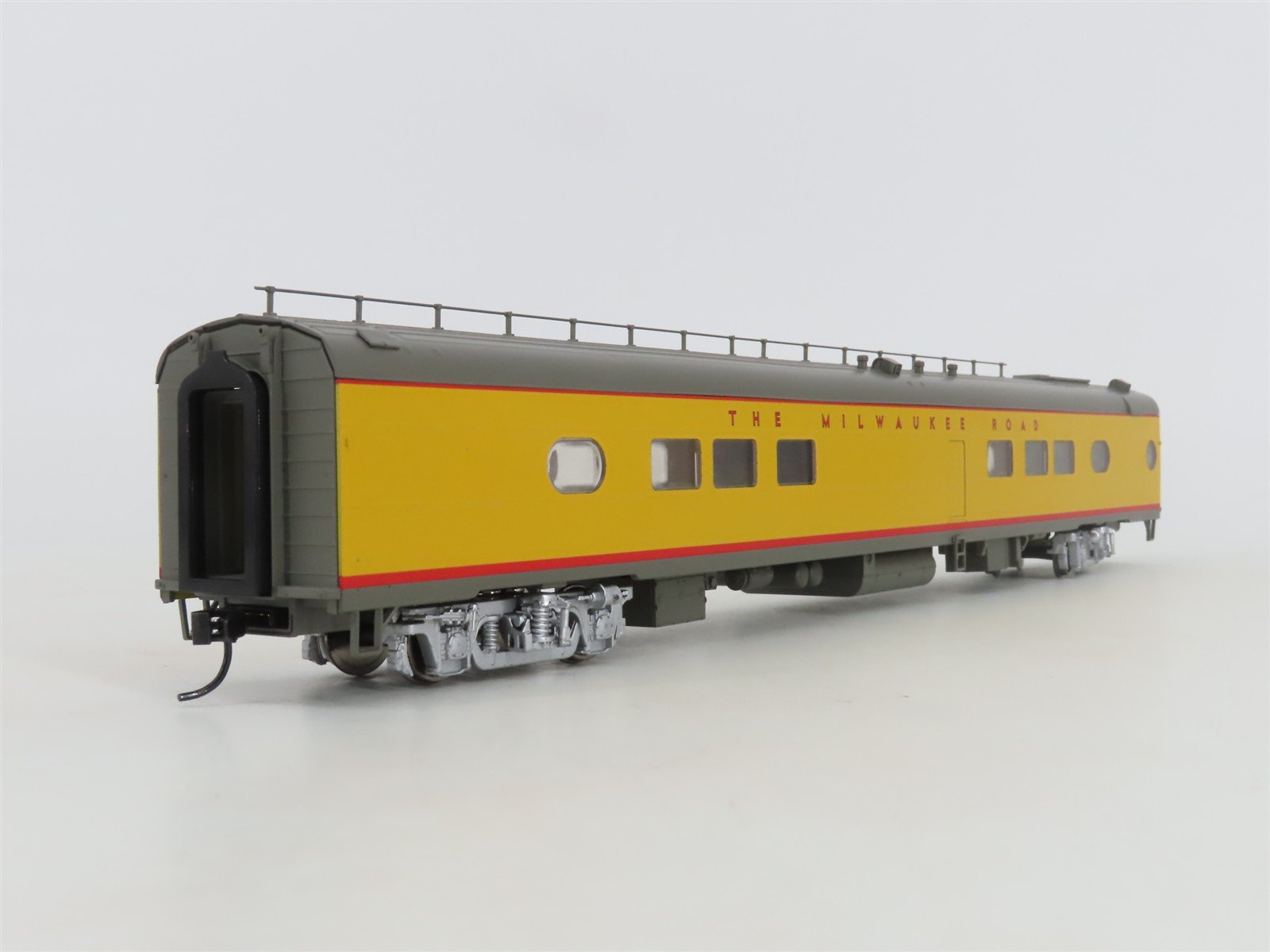 HO Walthers 932-9241 MILW Milwaukee Hiawatha Yellow 26-Seat Tap Lounge Passenger