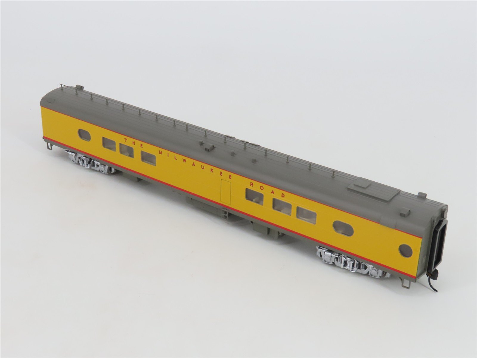 HO Walthers 932-9241 MILW Milwaukee Hiawatha Yellow 26-Seat Tap Lounge Passenger