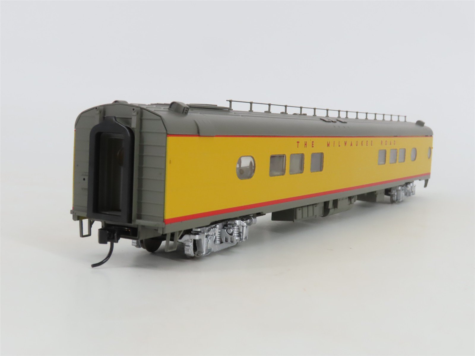 HO Walthers 932-9241 MILW Milwaukee Hiawatha Yellow 26-Seat Tap Lounge Passenger