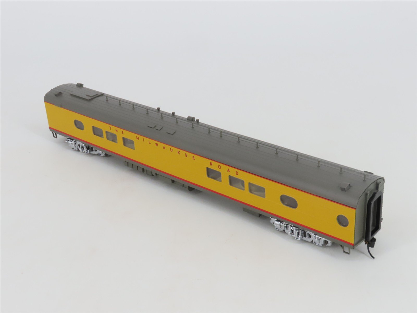HO Walthers 932-9241 MILW Milwaukee Hiawatha Yellow 26-Seat Tap Lounge Passenger