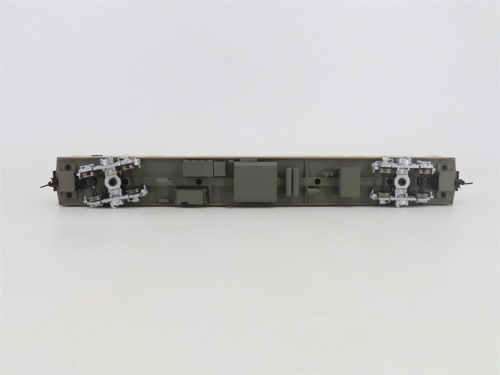 HO Walthers 932-9241 MILW Milwaukee Hiawatha Yellow 26-Seat Tap Lounge Passenger