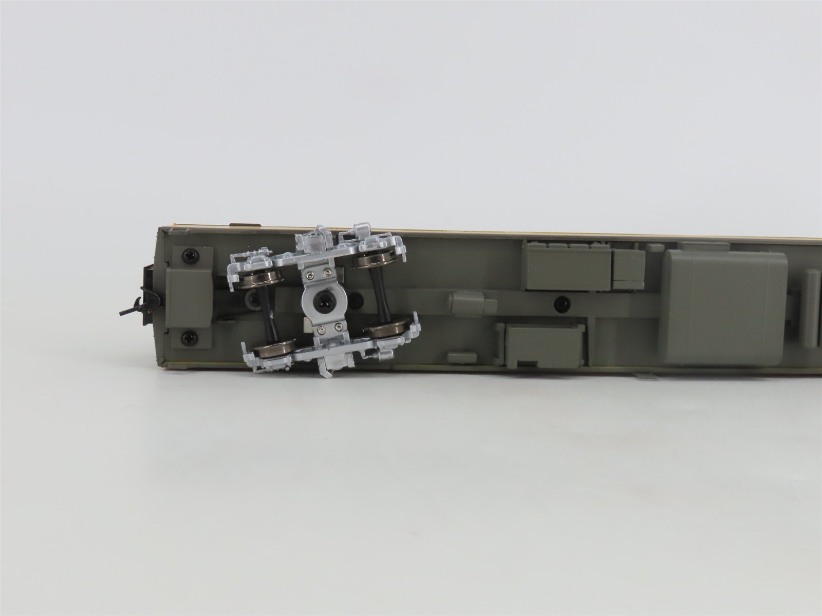 HO Walthers 932-9241 MILW Milwaukee Hiawatha Yellow 26-Seat Tap Lounge Passenger