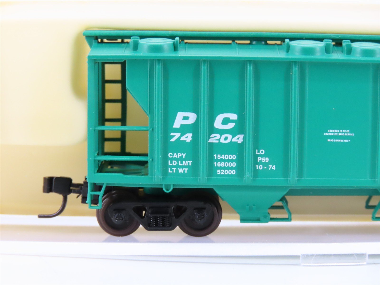 N Scale Atlas 3176 PC Penn Central Railroad 2-Bay Covered Hopper #74204