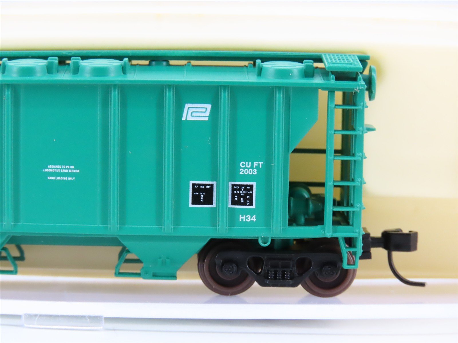 N Scale Atlas 3176 PC Penn Central Railroad 2-Bay Covered Hopper #74204