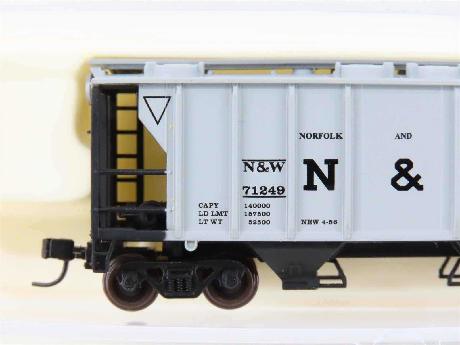 N Scale Atlas 3172 N&W Norfolk & Western Railroad 2-Bay Covered Hopper #71249