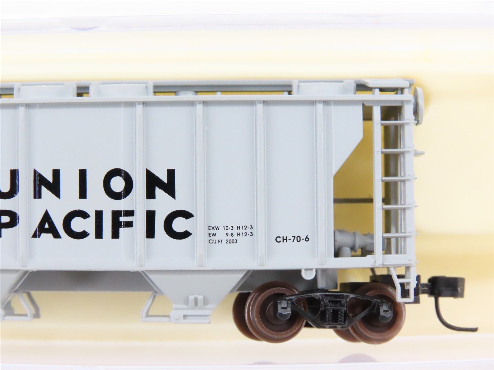 N Scale Atlas 3173 UP Union Pacific Railroad 2-Bay Covered Hopper #11136