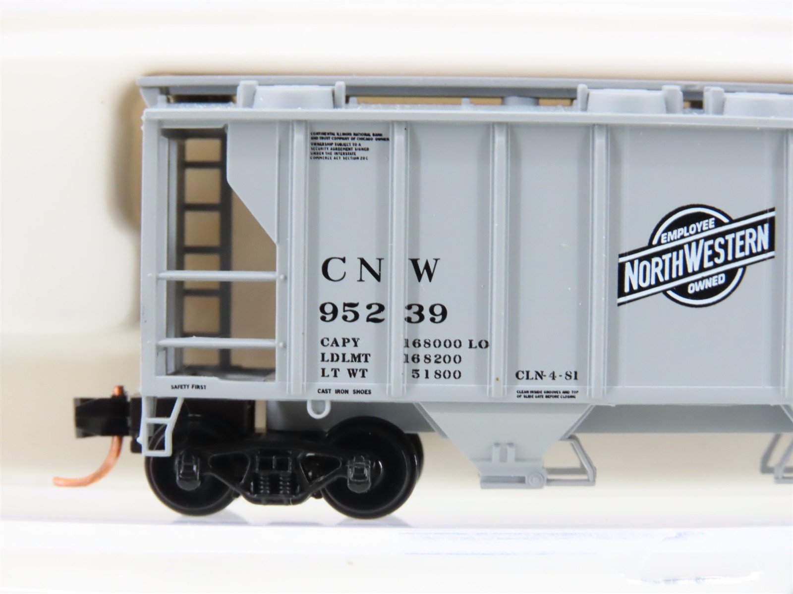 N Scale Atlas 31802 CNW Chicago North Western 2-Bay Covered Hopper #95239