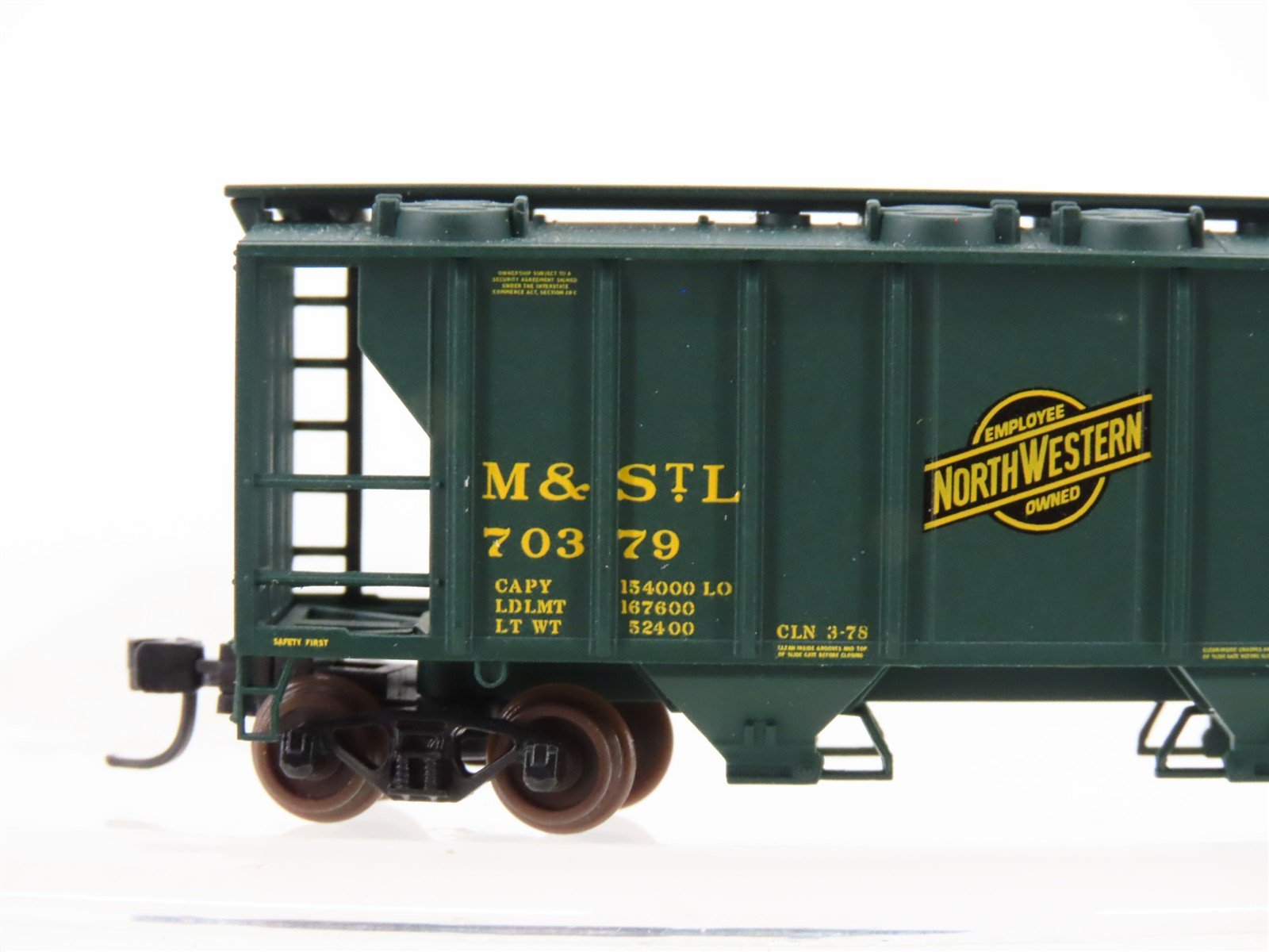 N Atlas 31806 M&STL C&NW Chicago & North Western 2-Bay Covered Hopper #70379