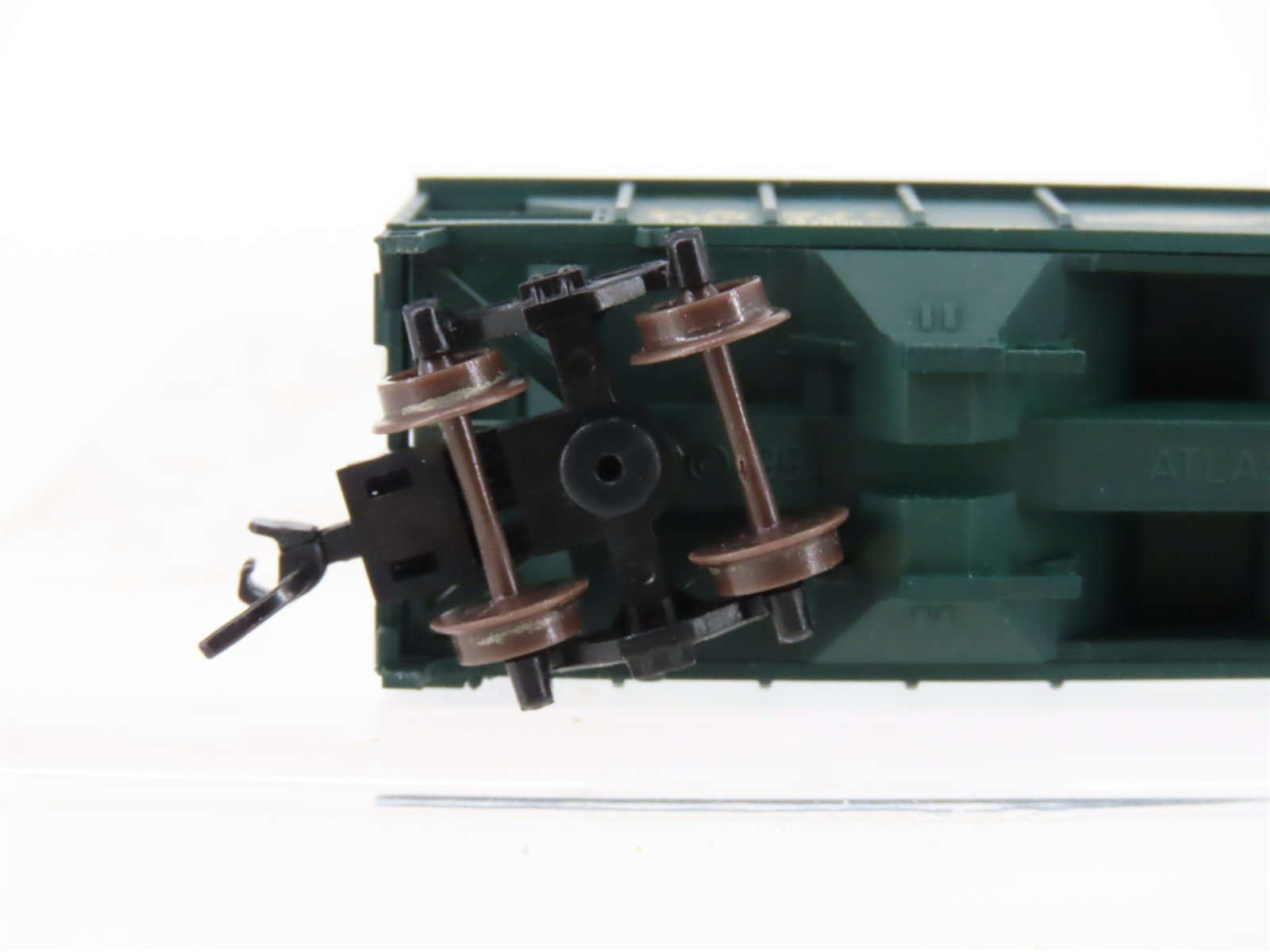 N Atlas 31806 M&STL C&NW Chicago & North Western 2-Bay Covered Hopper #70379