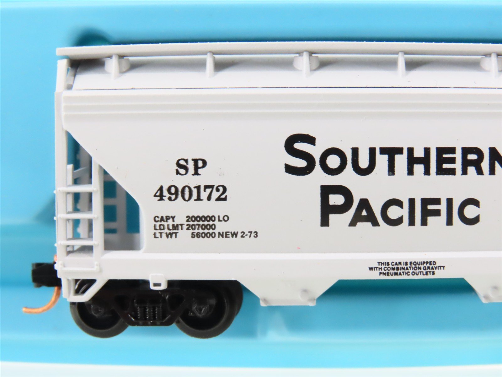 N Scale Atlas 3909 SP Southern Pacific 2-Bay Centerflow Covered Hopper #490172