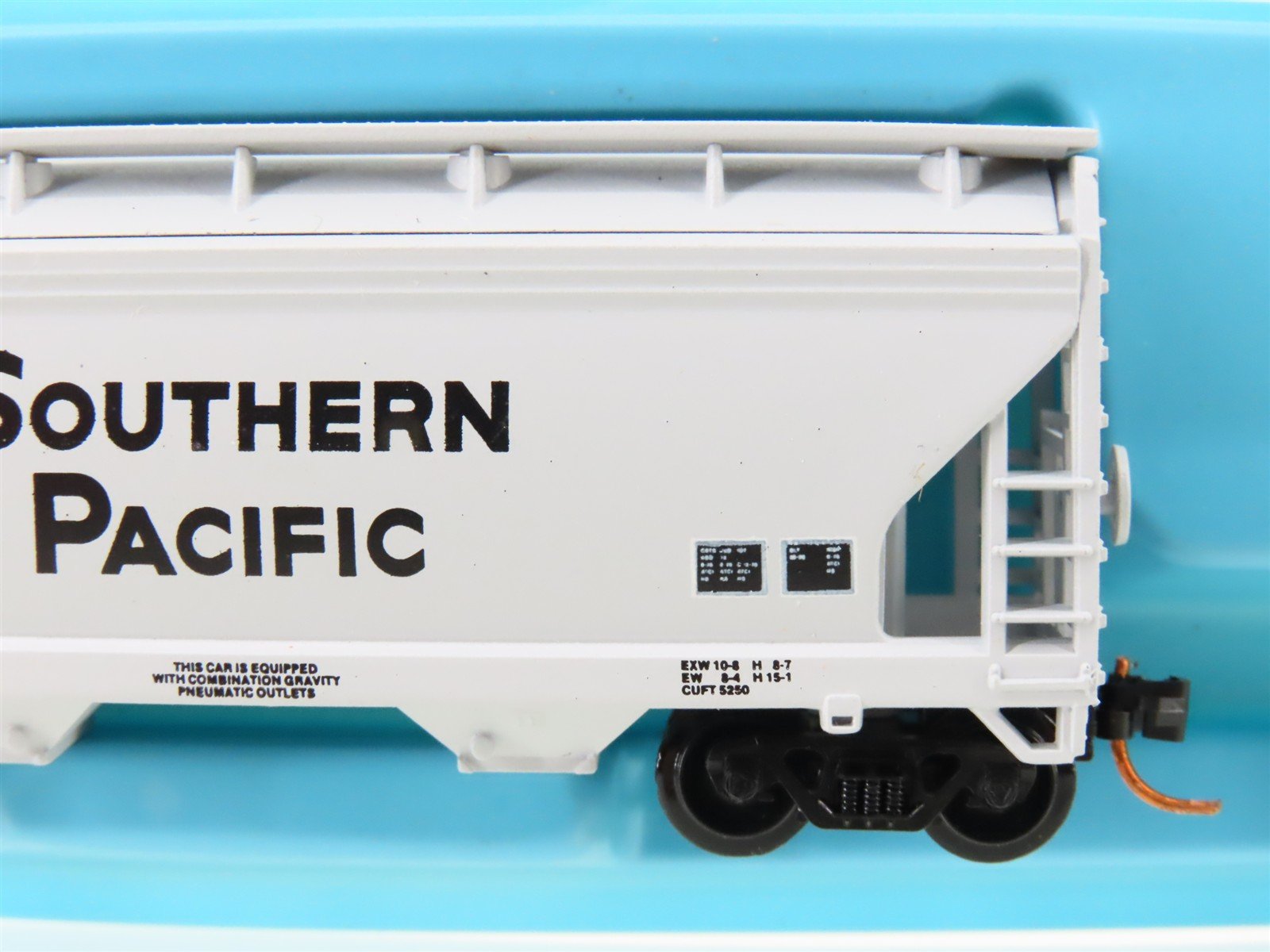 N Scale Atlas 3909 SP Southern Pacific 2-Bay Centerflow Covered Hopper #490172